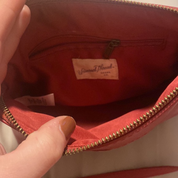 Red Universal Thread Bag - Picture 2 of 4